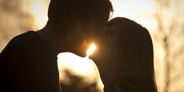 Hvordan at antyde for et kys fra en fyr. Bryd den berøringsfølsomme barrieren.