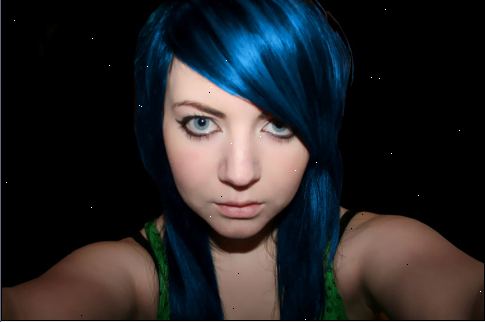 Hvordan til at farve hår blåt. Prep dit hår i skyggen af blå du ønsker det skal være.
