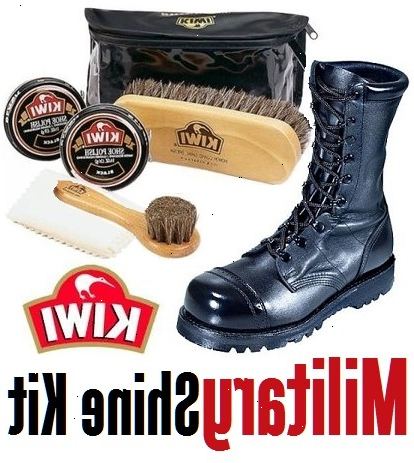 Hvordan til at give dine støvler at militær spejl skinne. Børst snavs eller støv på boot, fra hæl til tå.