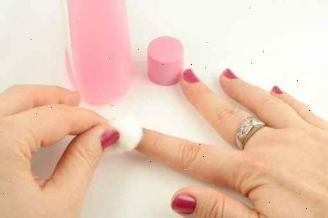 Sådan fjernes neglelak uden at bruge remover. Find nogle spray deodorant.