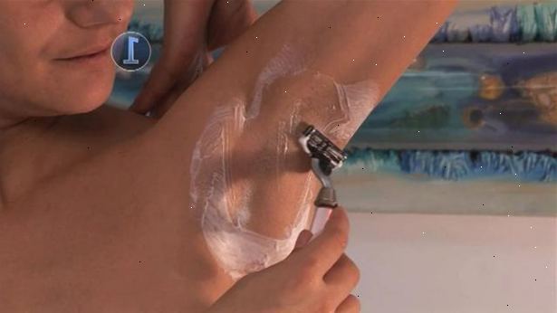 Hvordan til at barbere dine armhuler. Tag et brusebad, bade eller splash område med vand for at blødgøre håret og huden.