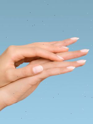 Hvordan til at vokse dine negle. Vask dine hænder med en mild sæbe.