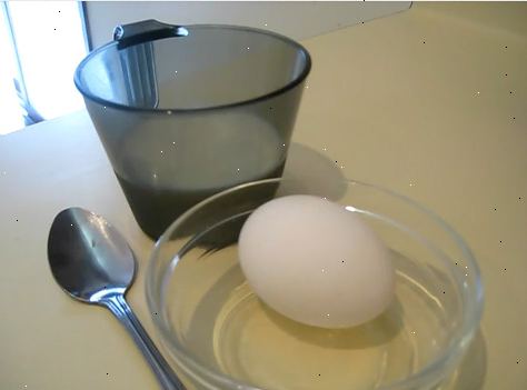 Hvordan at gøre dit hår glat og skinnende med mælk og æg. Hæld lidt mælk i en skål (ca. en kop, afhængigt af hvor meget hår du har).