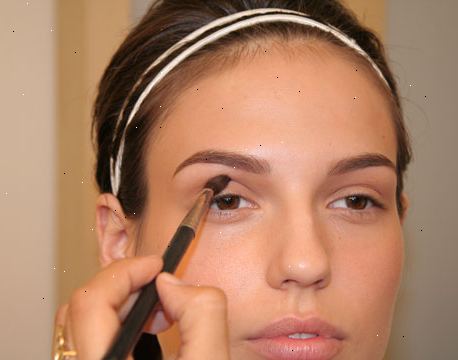 Hvordan man kan anvende eye makeup. Start med en ren tavle.