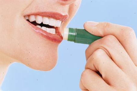 Hvordan undgår tørre sprukne læber. Brug læbepomade som chapstick at fremme heling og forebyggelse af sprukne læber.