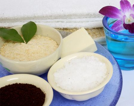 Hvordan man laver en grundlæggende hjemmelavet facial scrub. Vask dit ansigt grundigt.