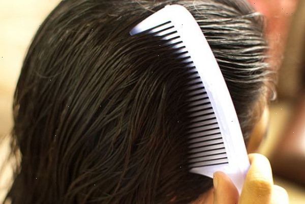 Hvordan til at gøre håret tørre hurtigere uden en føntørrer. Efter din bruser give dit hår til at dryppe, mens du tørre resten af din krop.