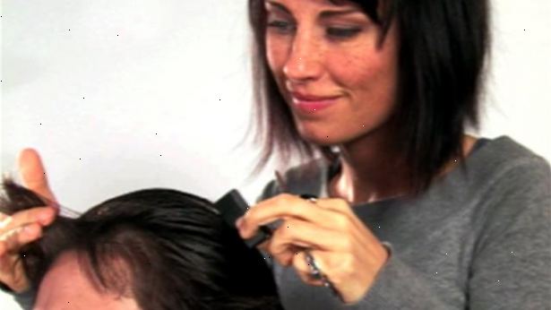 Hvordan til at skære en mands hår. Fugt håret generøst før opskæring og håndklæde tørt.