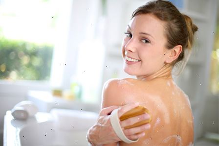 Sådan eksfoliere din krop for blød hud. Klem lille mængde body scrub i håndfladen, før du bader eller bruser.