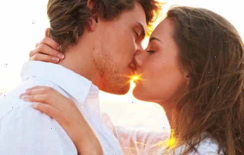 Hvordan til at kysse din kæreste i det offentlige. Vigtigst, sikre, at din kæreste er komfortabel med at kysse offentligt.