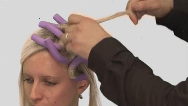 Hvordan til at krølle håret med skum ruller. Shampoo og tilstand dit hår som normalt.