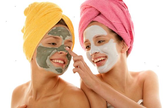 Hvordan til at tage sig af dit ansigt (kvinder). Den første ting du skal gøre, når omsorgen for dit ansigt er at komme ind i en rutine at rense det.