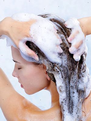Sådan shampoo dit hår. Soak dit hår, først.