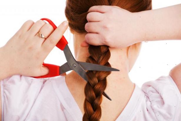 Hvordan til at sælge dit hår. Sæt dit hår i en elastisk fletning holder og bundt ind i en stram hestehale.