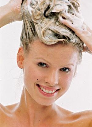 Sådan vasker dit hår. Helt suge dit hår med vand ved at skylle det i omkring et minut.