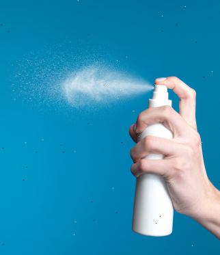 Sådan laver du din egen deodorant spray. Fyld sprayflaske om halvvejs med vand.