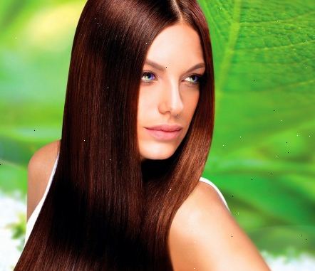 Sådan farve dit hår mørkt med naturlige ingredienser. Bland naturlig henna pulver med citronsaft eller anden sur væske.