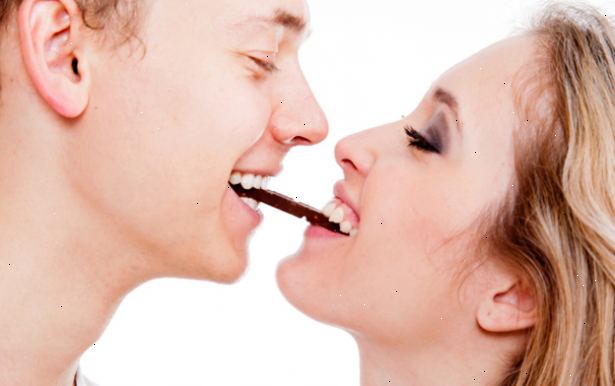 Sådan bruger chokolade til at krydre dit forhold. Gennemføre en sexet chokolade skattejagt.