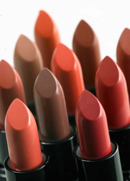 Sådan vælger du den rigtige læbestift for dig. Find en farve, der er 1-2 nuancer dybere end dine naturlige læber.