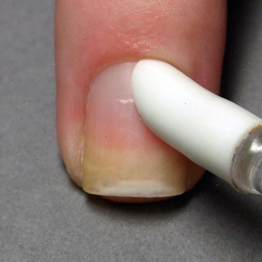 Sådan at male dine negle uden at gøre noget rod. Fylde en skål med varmt sæbevand og suge dine negle, ikke hænder i det i 3-5 minutter.