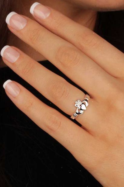 Hvordan til at bære en Claddagh ring. Bære ringen på ringfingeren på højre hånd.