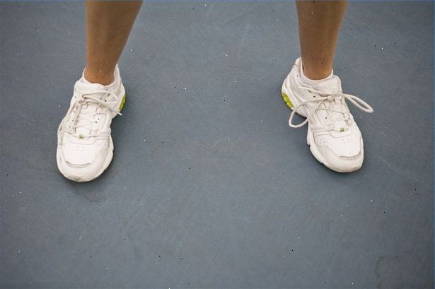 Hvordan at rengøre hvide sko. Skabe en blanding af vand og et neutralt rengøringsmiddel.