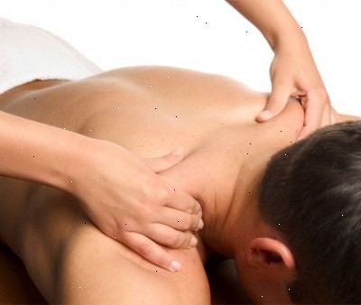 Hvordan man gør en hård kerne avanceret terapeutisk massage. Start med forsiden opad brystet, deres arm ned til side.