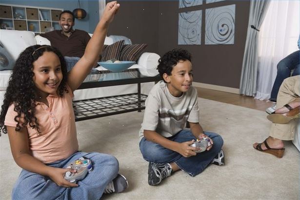 Sådan at bede dine forældre for en moden videospil. Tal med dine forældre og forklare, hvorfor du ønsker en M rated video game.