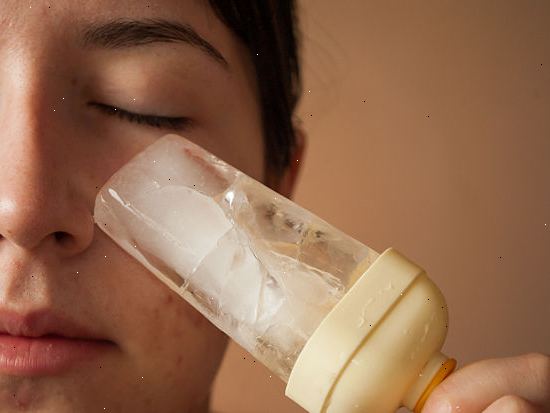 Hvordan at slippe af store porer og pletter. Vask dit ansigt hver dag, og pas på ikke at overwash.