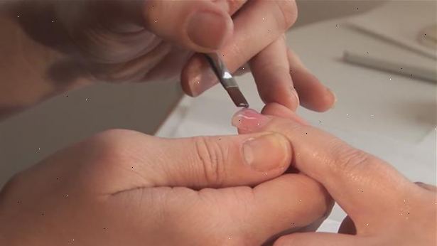 Hvordan ansøger gel negle. Buff toppen af dine negle til at fjerne den naturlige glans.