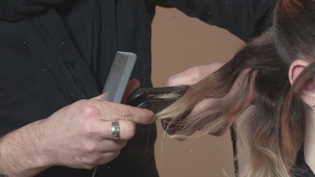 Hvordan at vinke dit hår med en lige jern. Vask og tør dit hår grundigt.