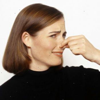 Sådan kender du lugter, når du ikke kan lugte dig selv. Lugt tøjet efter at fjerne dem.