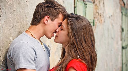 Sådan at kysse din kæreste for første gang. Overvej timingen!
