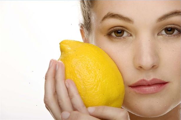 Hvordan at gøre dit hår blonder. Brug citronsaft, i moderate mængder.