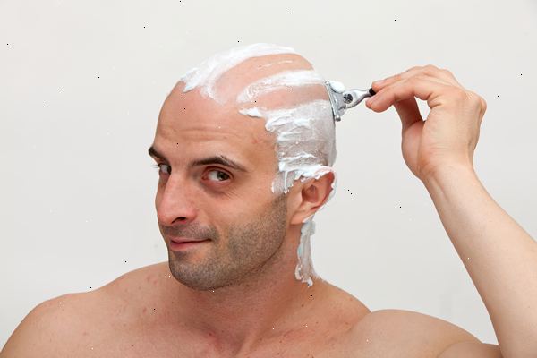 Hvordan til at barbere dit hoved. Vælg at have en ven hjælp eller planlægger at gøre det selv.