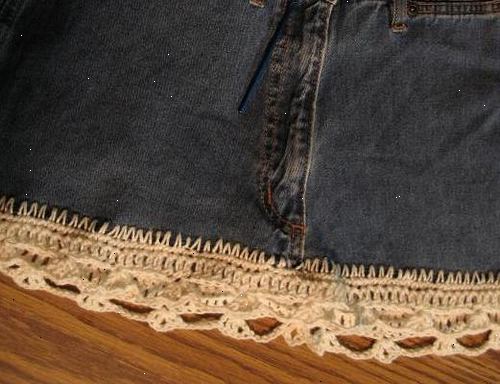 Sådan laver du en denim nederdel fra genbrugte jeans. Find et par gamle jeans.