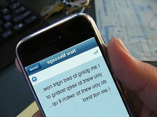 Hvordan at flirte via SMS-beskeder. Se din stavning og grammatik.