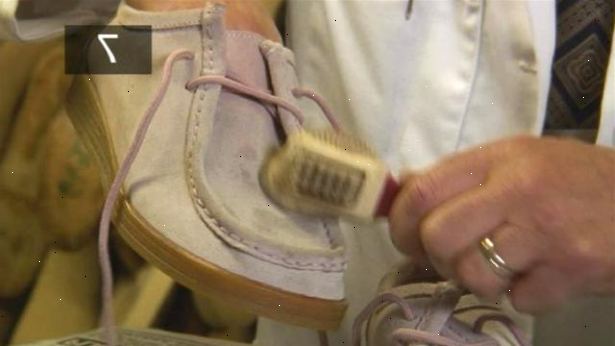 Hvordan at rengøre ruskind sko. Brug en ruskind børste til at fjerne slidmærker.