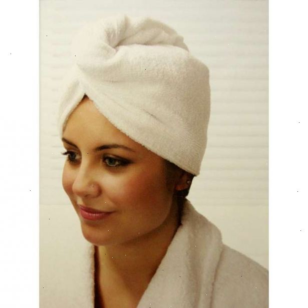 Sådan wrap dit hår i et håndklæde. Få et håndklæde, der er stor nok til at ombrydes omkring dit hoved og dækker alt dit hår.