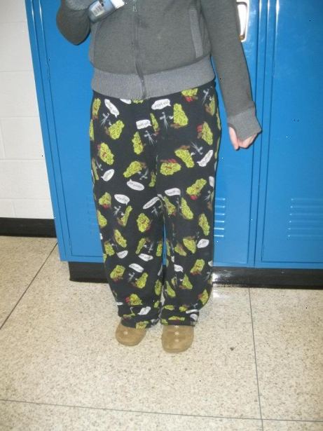 Hvordan til at bære pyjamas bukser i skole. Tænk på noget skole passende, fordi nogle skoler kan se pjs som for afslappet.