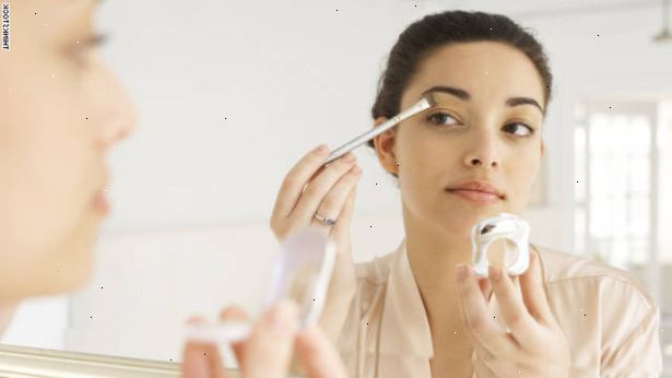 Hvordan laver makeup sidste hele dagen. Vask dit ansigt med en meget mild sæbe monteret på din hudtype.